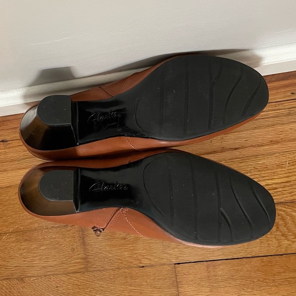 BARELY WORN Clark’s brown booties - Picture 5 of 6